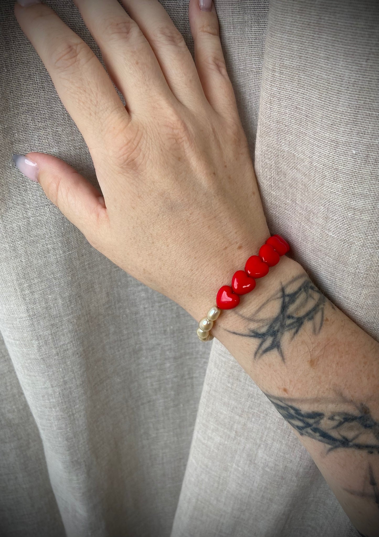 Make love - armbånd med hjerter og ferskvandsperler