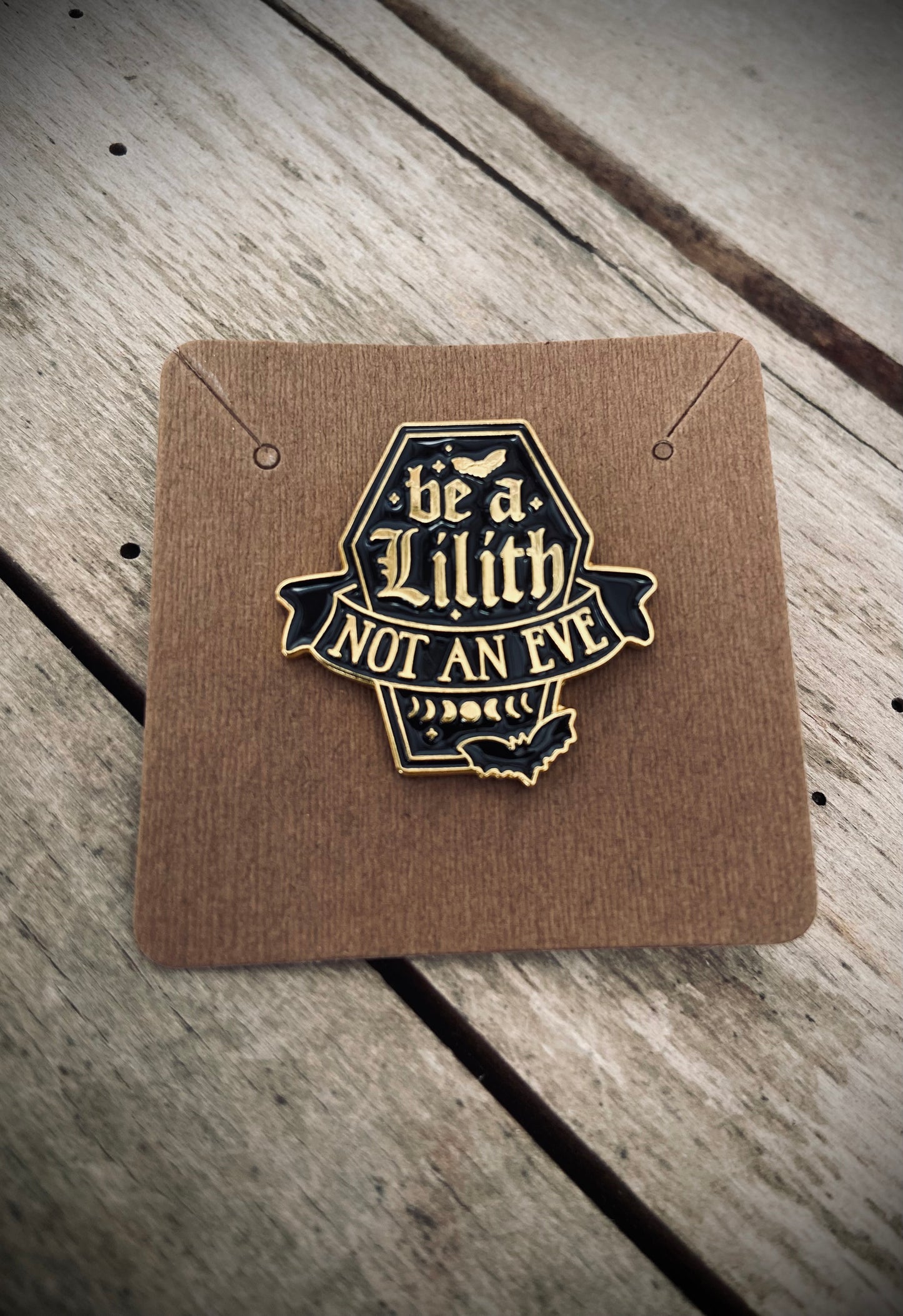 Lilith emalje pin