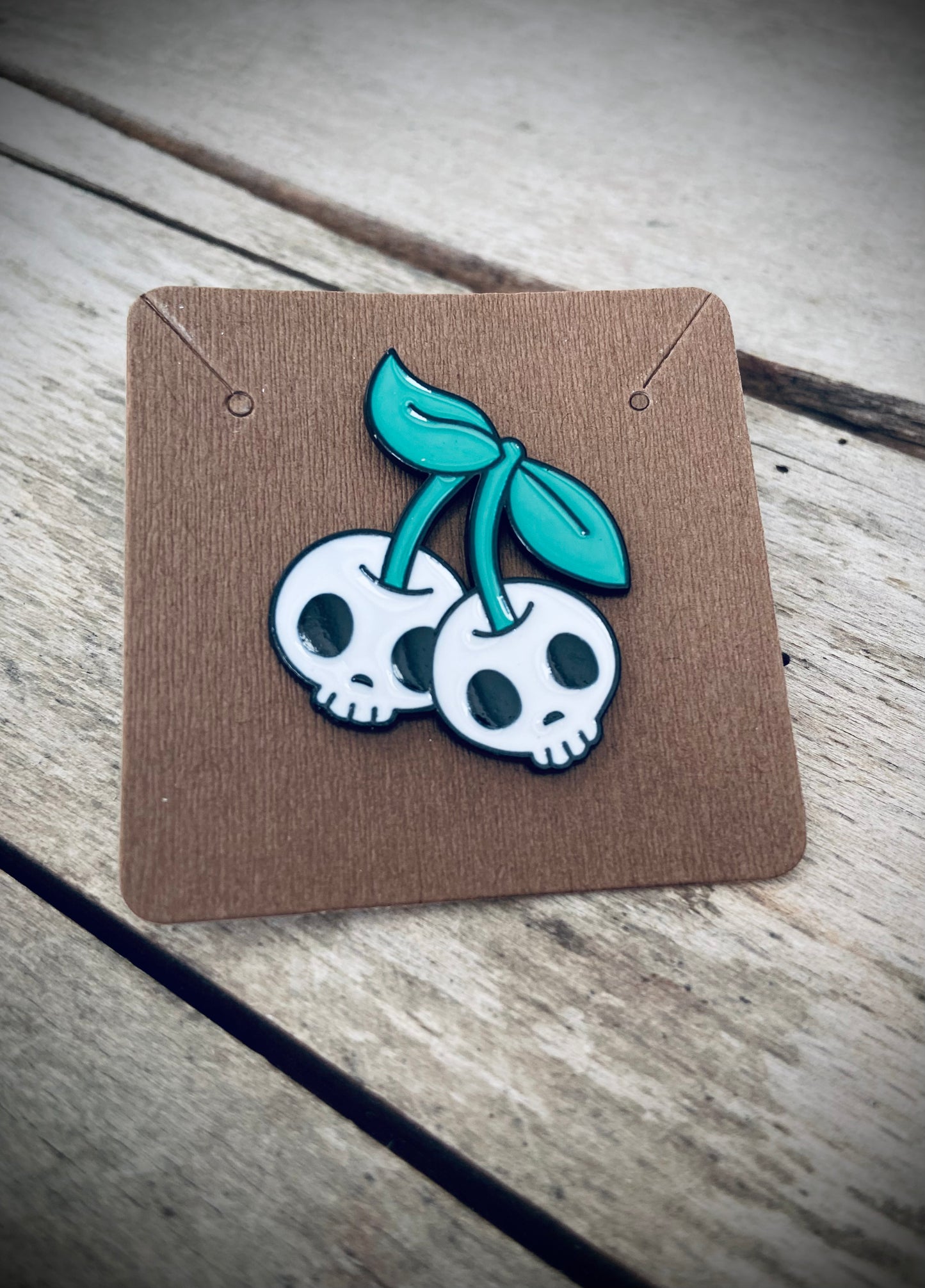 Cherry skulls emalje pin