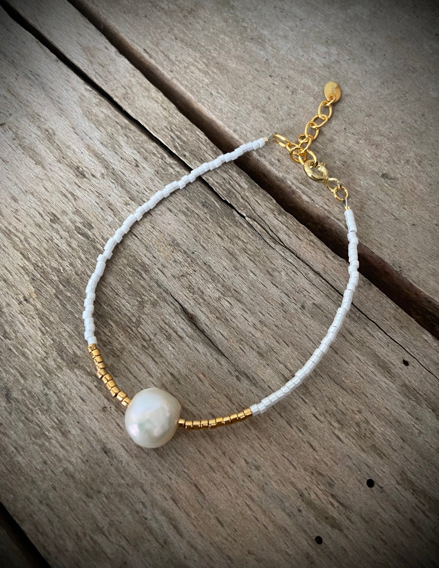 Forgyldt armbånd med perlemor og stor ferskvandsperle