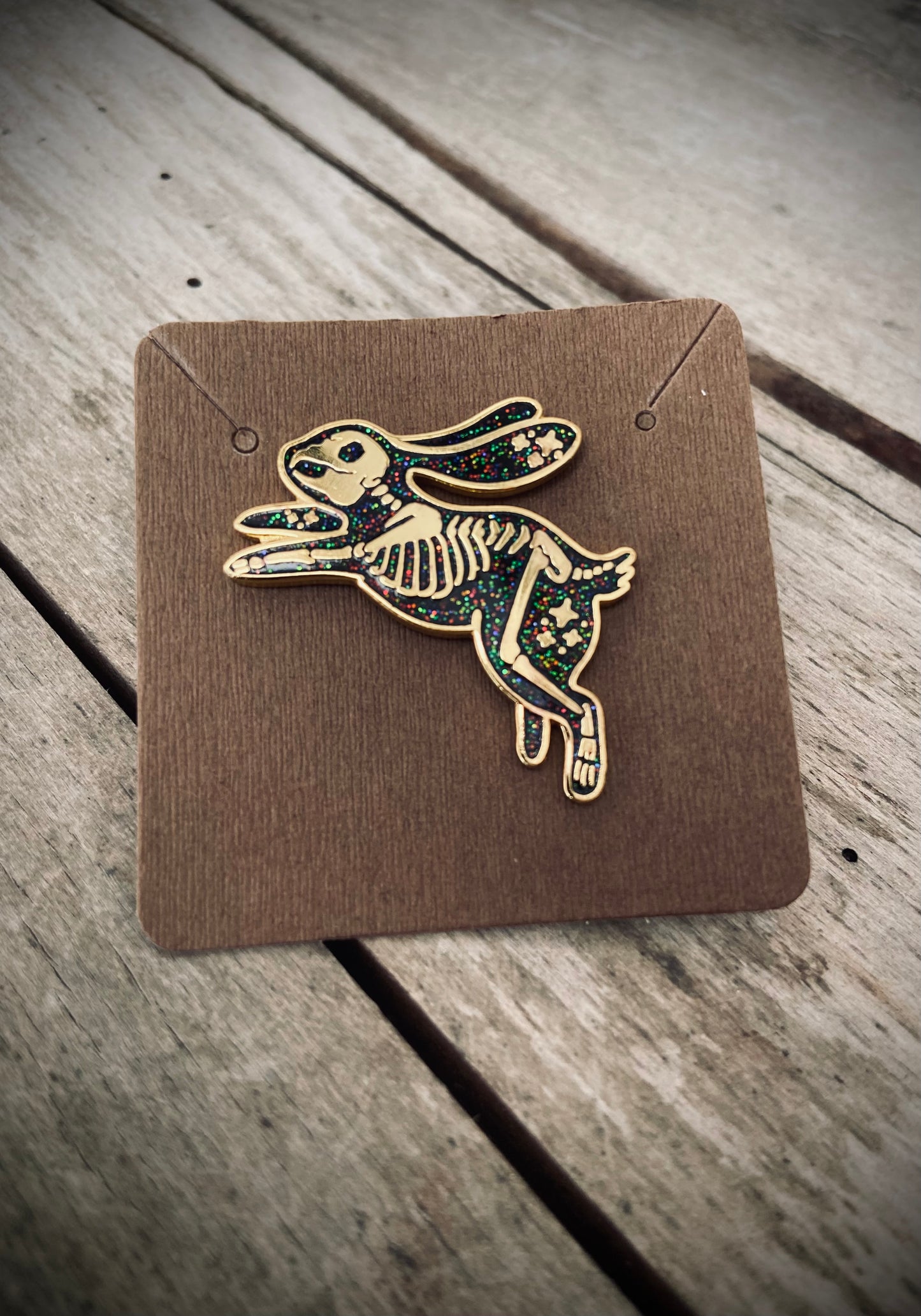 Skull bunny emalje pin