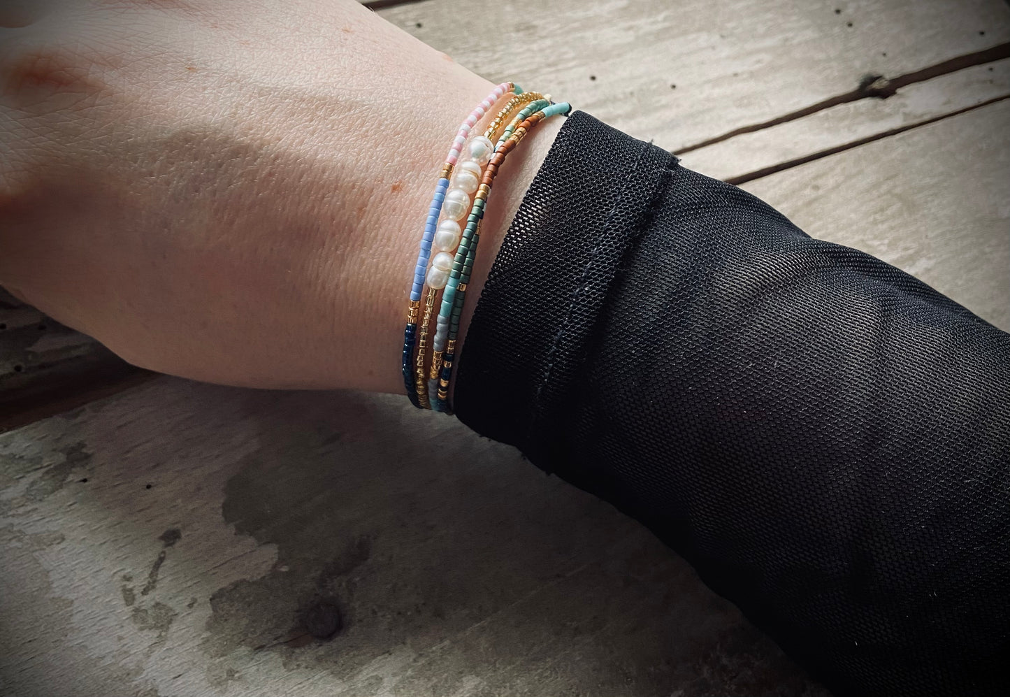 Gyldent armbånd med ferskvandsperler