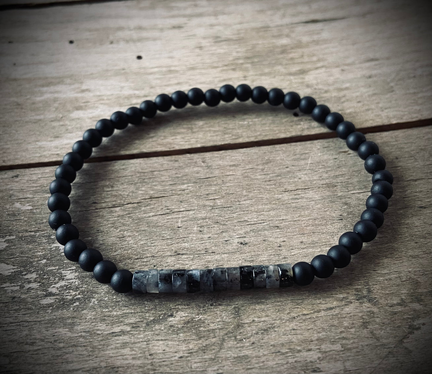 Unisex sort armbånd med sten