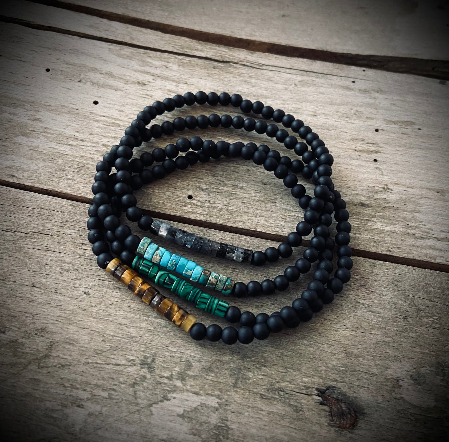 Unisex sort armbånd med sten