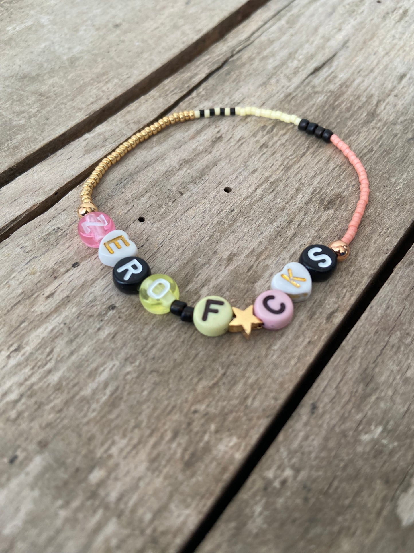 Zero F*cks statement armbånd