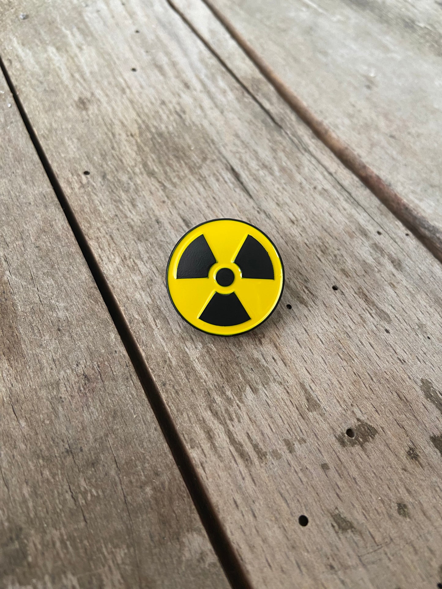 Strålingsfare emalje pin