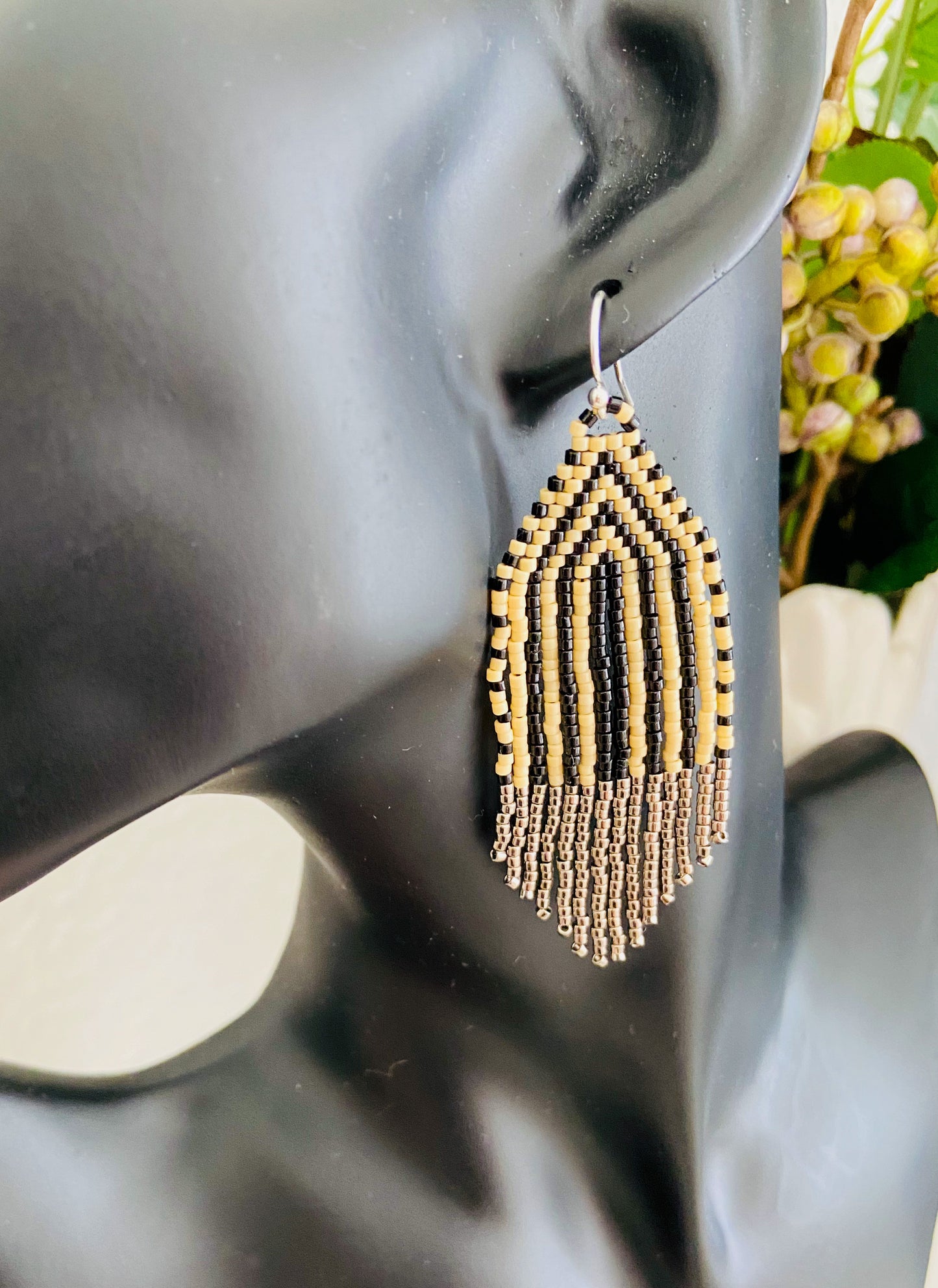 Monokrom frill øreringe