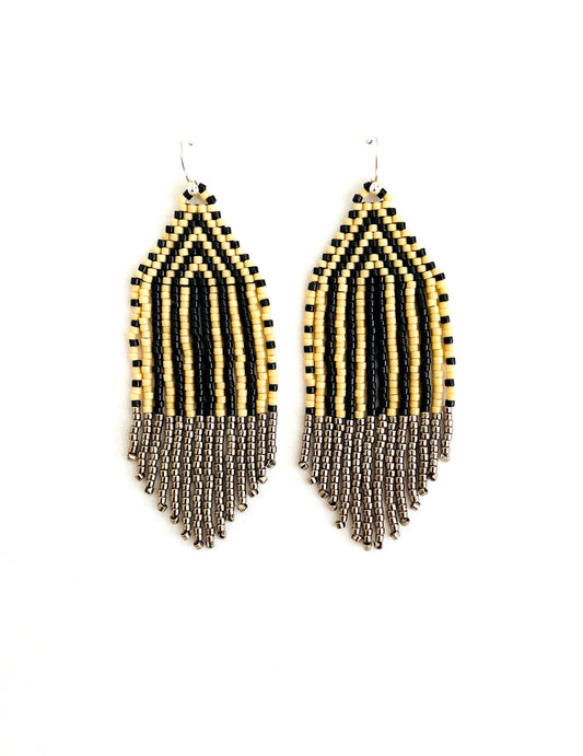 Monokrom frill øreringe