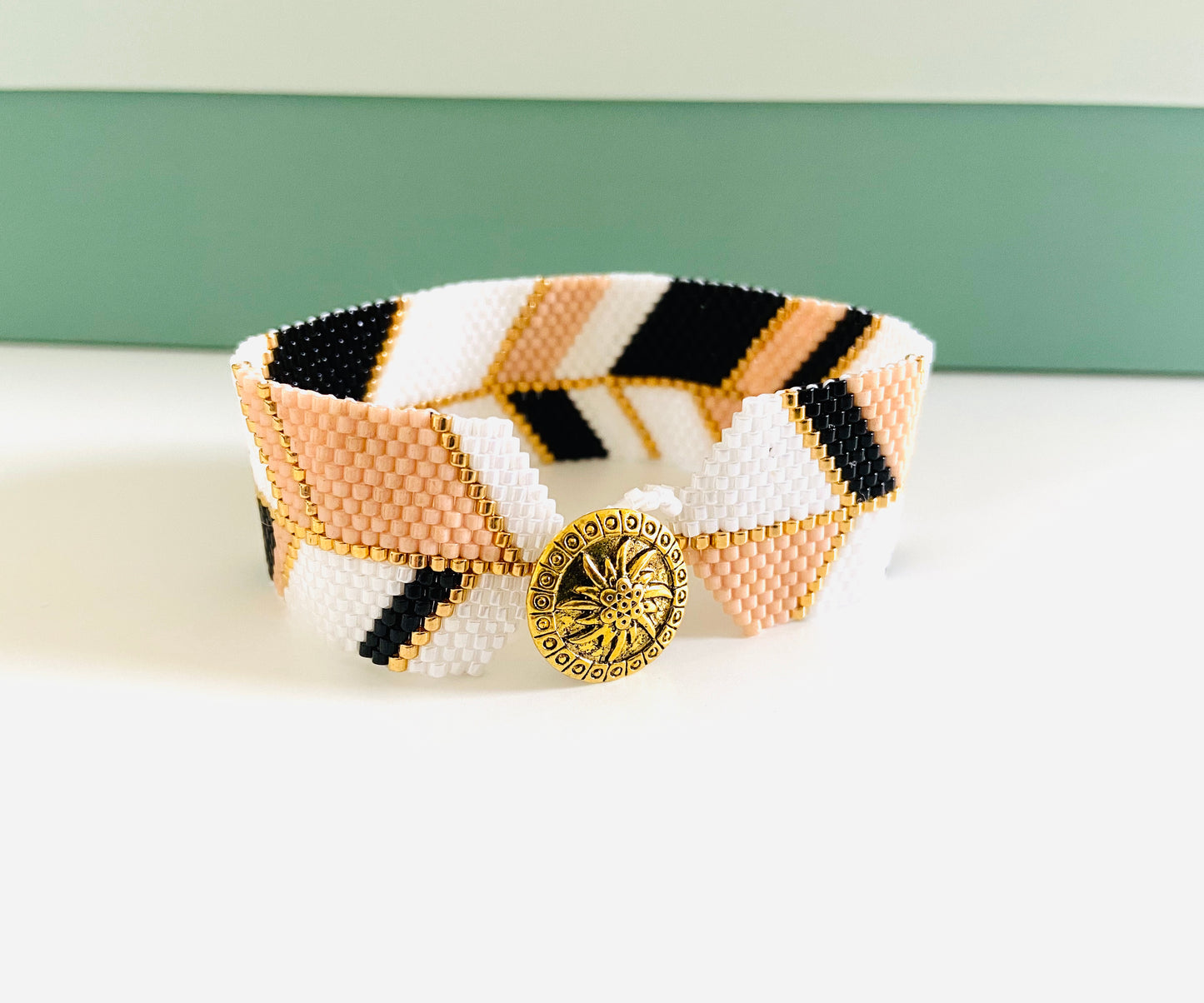 Håndsyet armbånd - Slow fashion