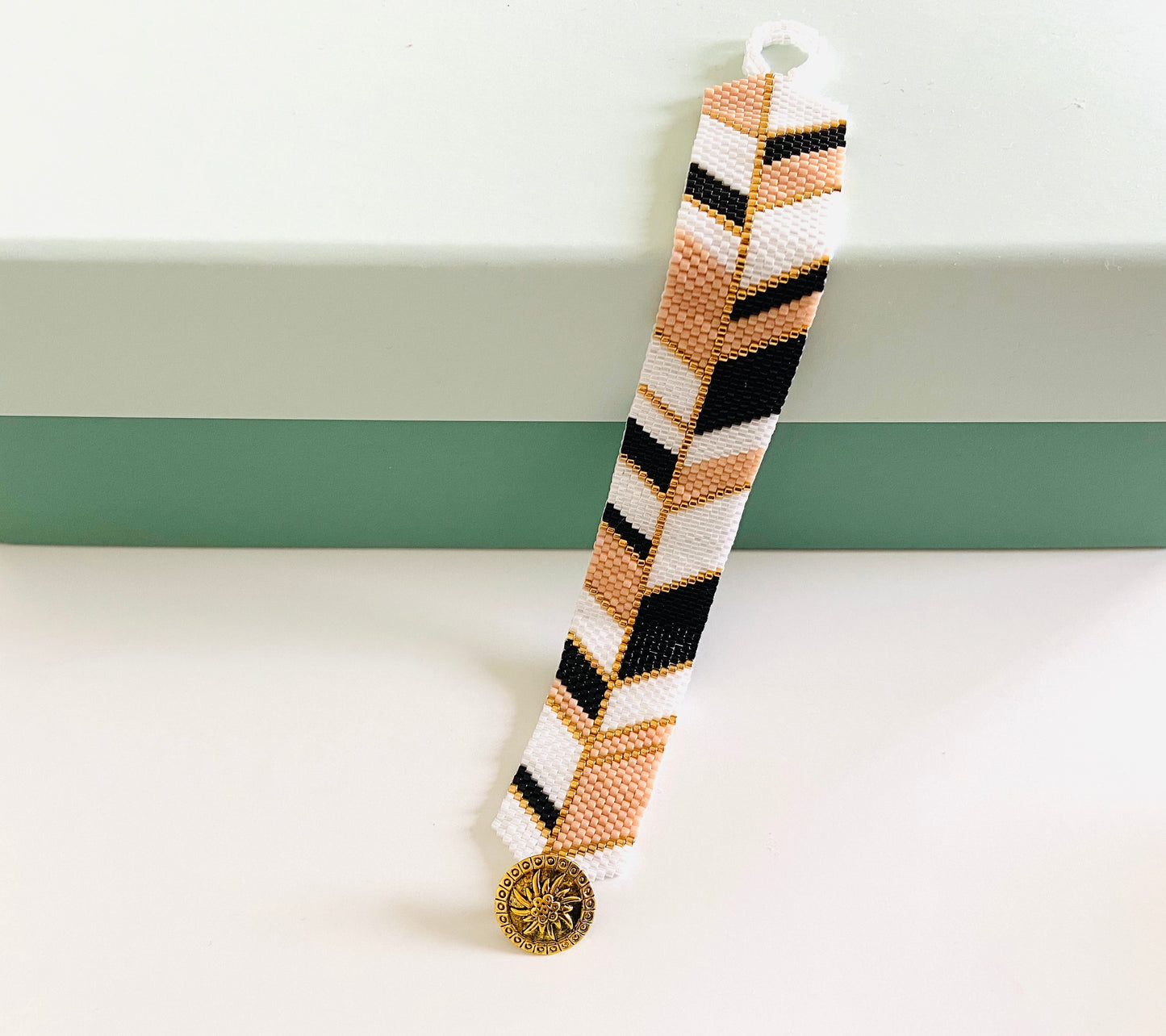 Håndsyet armbånd - Slow fashion